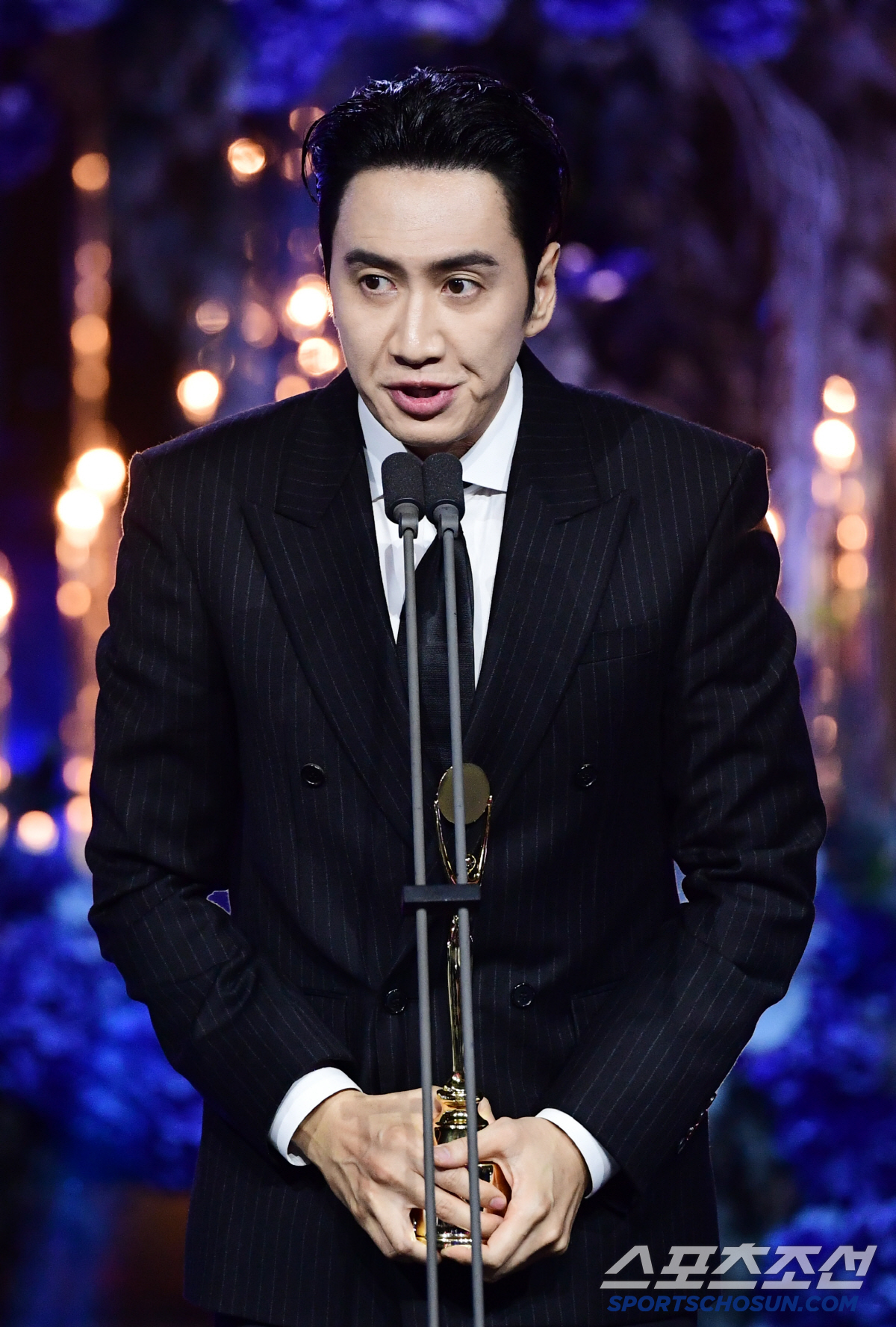 [포토] <b>이광수</b> '<b>도경수</b> 길몽 덕분에 <b>수상</b>'