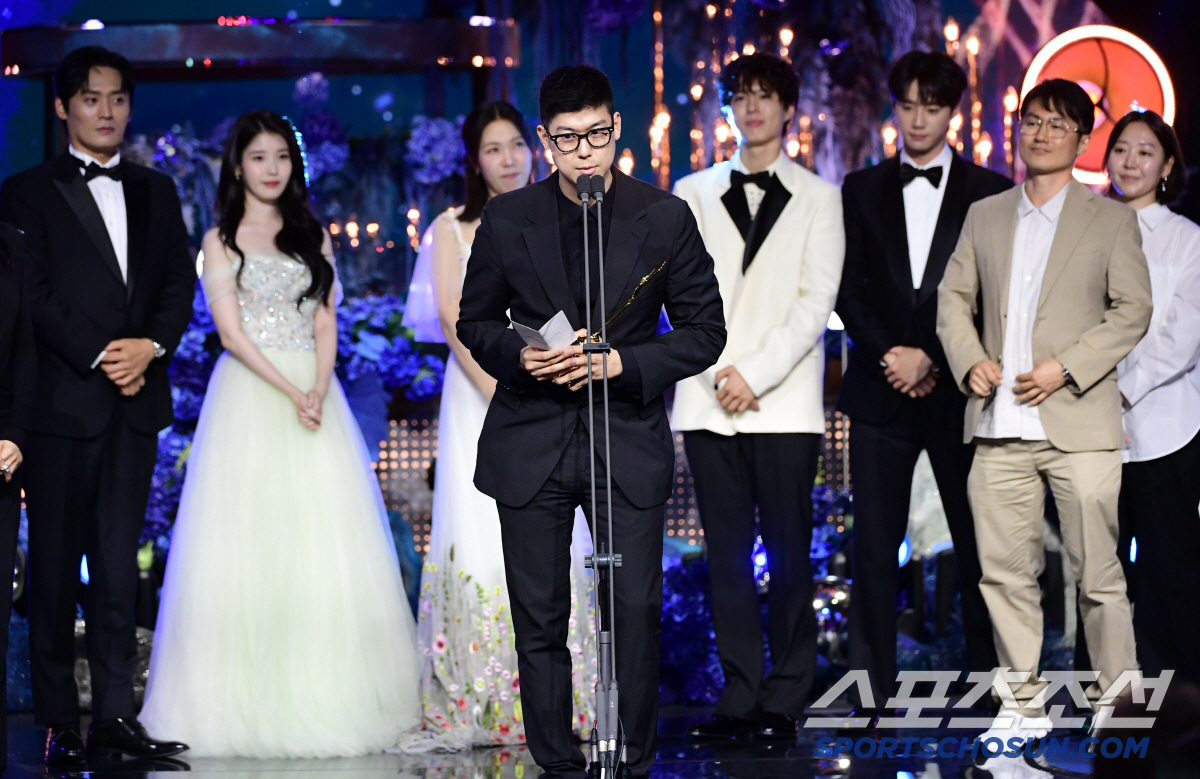 '폭싹' 대상→여우주연상 '3관왕'..아이유 "크게 한번 잘 놀았다!"[<b>청룡</b>...