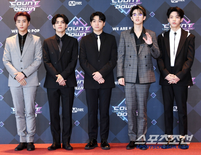 <b>데이식스</b>, <b>팬미팅</b> '갑질 의혹'에 고개 숙였다…"티켓 <b>환불 약속</b>"