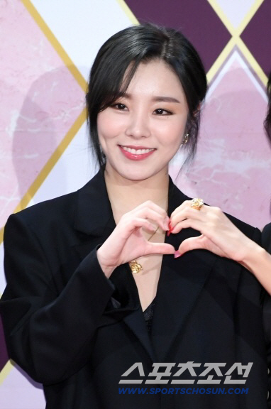 [단독]<b>마마무</b> 휘인, 위드어스와 전속계약…<b>에이핑크</b>와 <b>한솥밥</b>