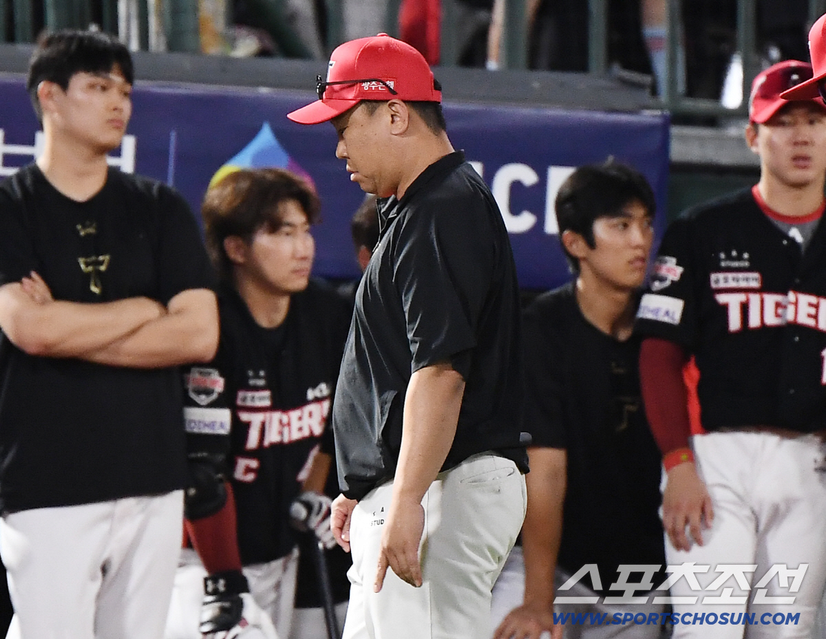[포토] <b>퇴장</b> 당하는 <b>이범호 감독</b>