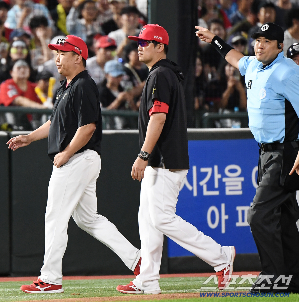 [포토] <b>퇴장</b> 당하는 <b>이범호 감독</b>