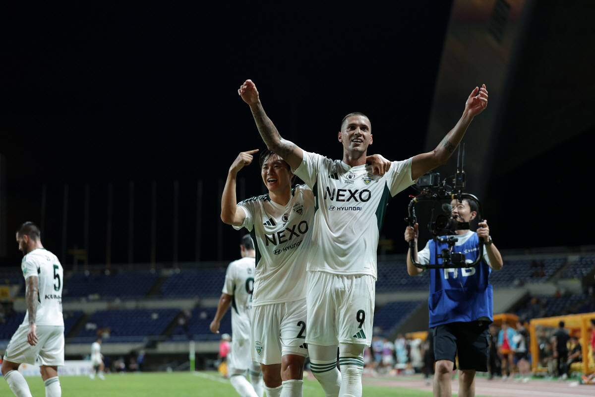 [K리그 리뷰]"티아고 극장골" 정말 대단한 <b>전북</b>, 광주 2-1 제압→20G 무패...