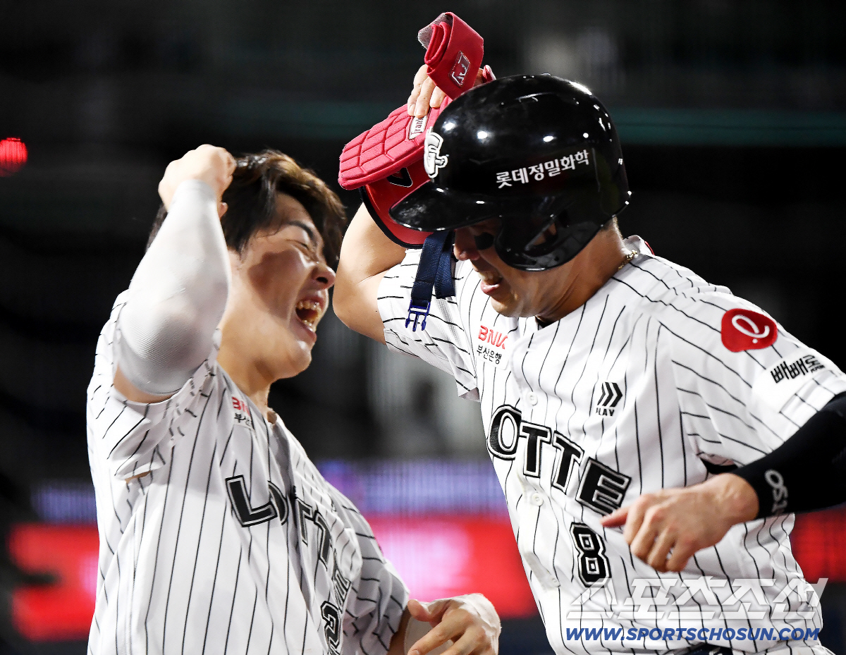 <b>전준우</b>는 배트를 던졌고! 'KIA 6연패 멘붕' 빠뜨린 8회말 <b>결승타</b>…롯데...