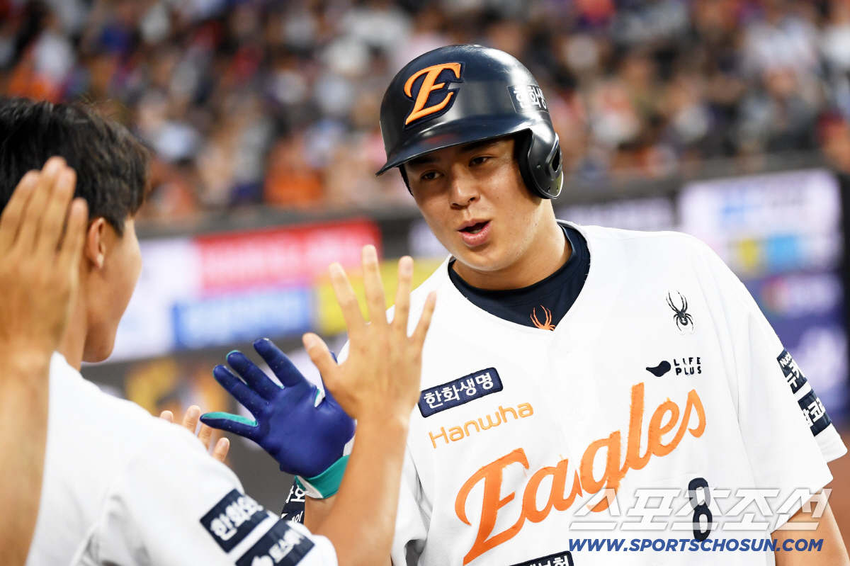 몬스터월 넘겼다! <b>노시환</b>, 전구단 상대 <b>홈런</b> 완성&역대 50번째 3년 연속...