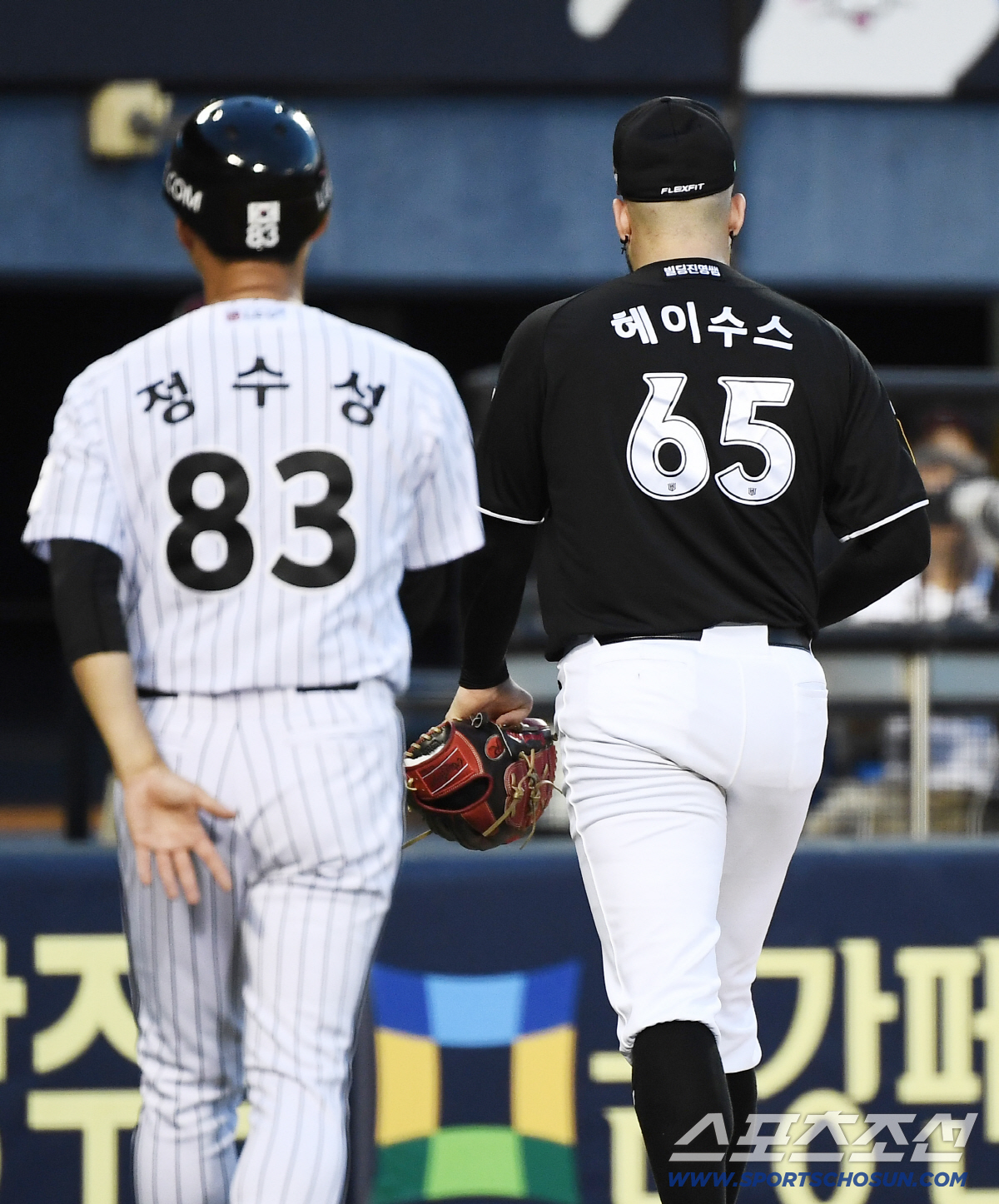 [포토] <b>헤이수스</b>, 직구 <b>헤드샷</b>으로 <b>퇴장</b>