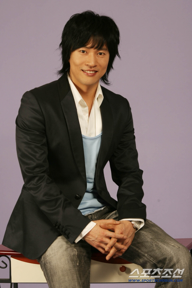 '<b>모친상</b>' <b>김정민</b>, <b>팬클럽</b> 조의금 전액 기부…"어머니 뜻 따라"