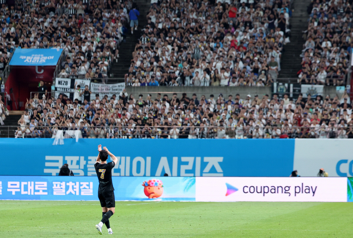 '<b>LAFC</b> FORWARD' 오피셜 보다 빠른 '전광판피셜'...<b>손흥민</b>, <b>LAFC</b>행 확정 '7...