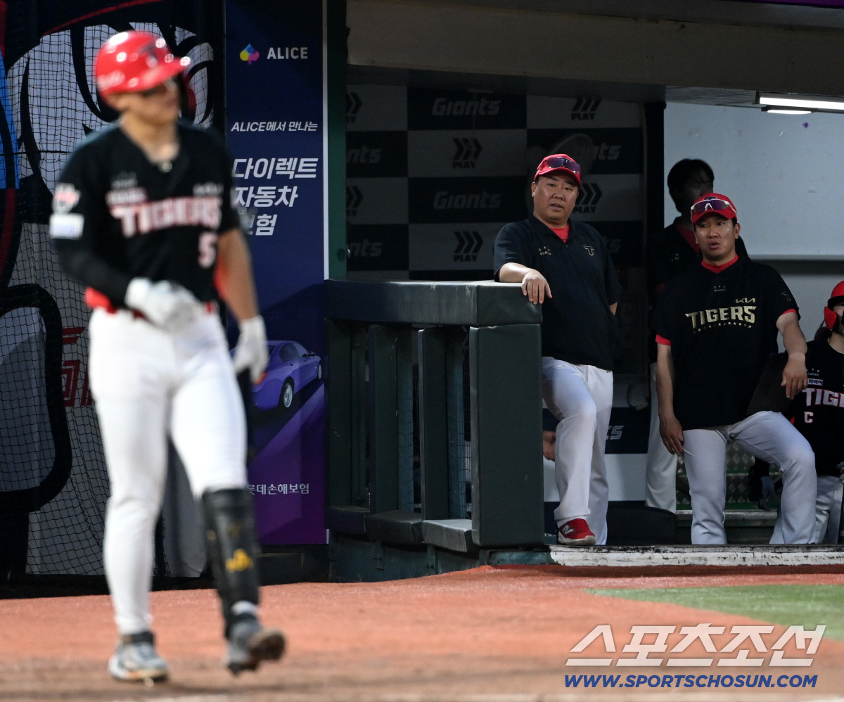 '공개 쓴소리 → <b>코치</b>들 2군행' 작년 우승팀이 후반기 꼴찌라니, 어떻게...