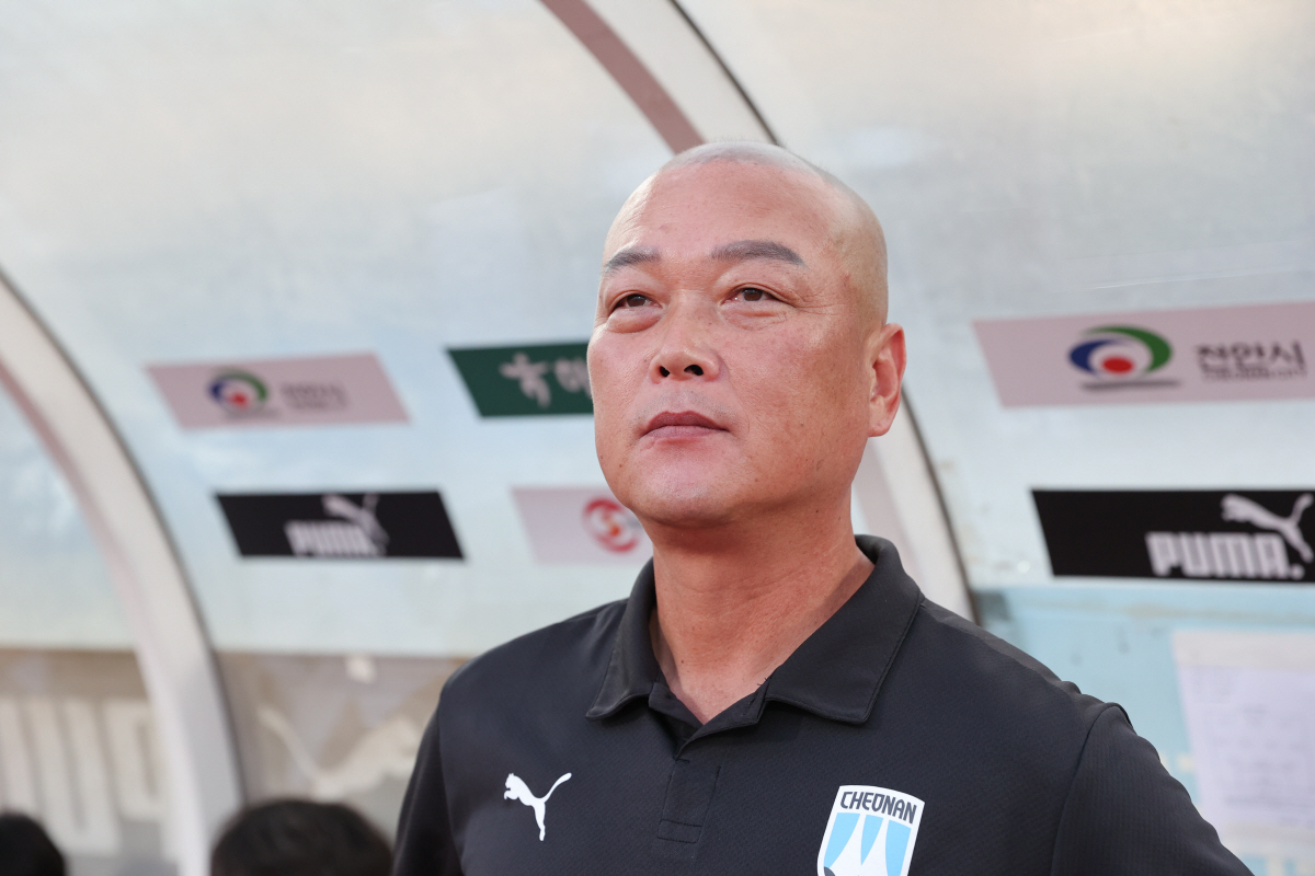 [오피셜]K리그2 '꼴찌' 천안, <b>김태완 감독</b> 전격 사임…"팀 부진에 책임 ...
