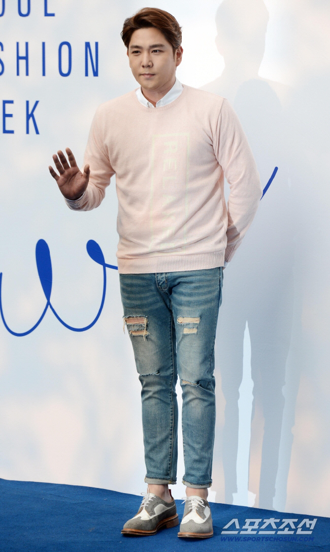 <b>강인</b>, '슈주 20주년 콘서트' 관객석서 포착…'中 멤버' 조미와 <b>응원</b>