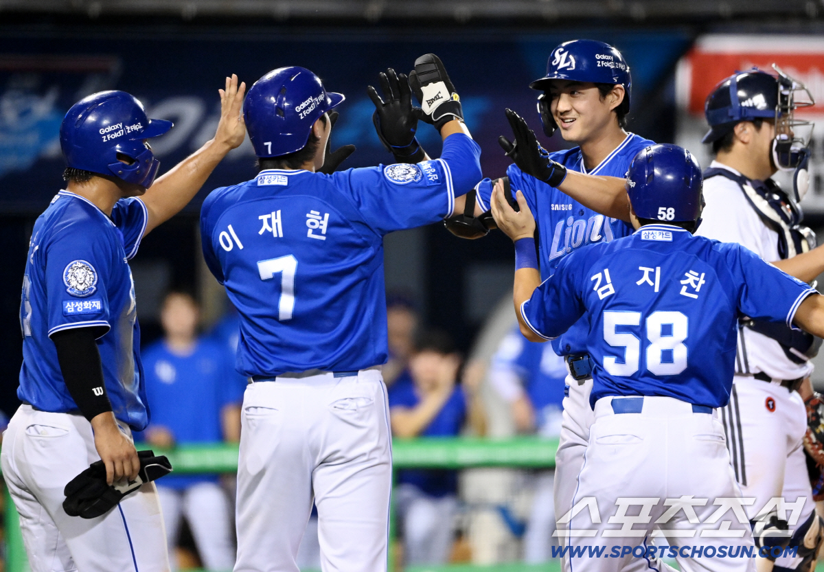 [포토] <b>만루포</b> 폭발 <b>구자욱</b> 맞이하는 사자들