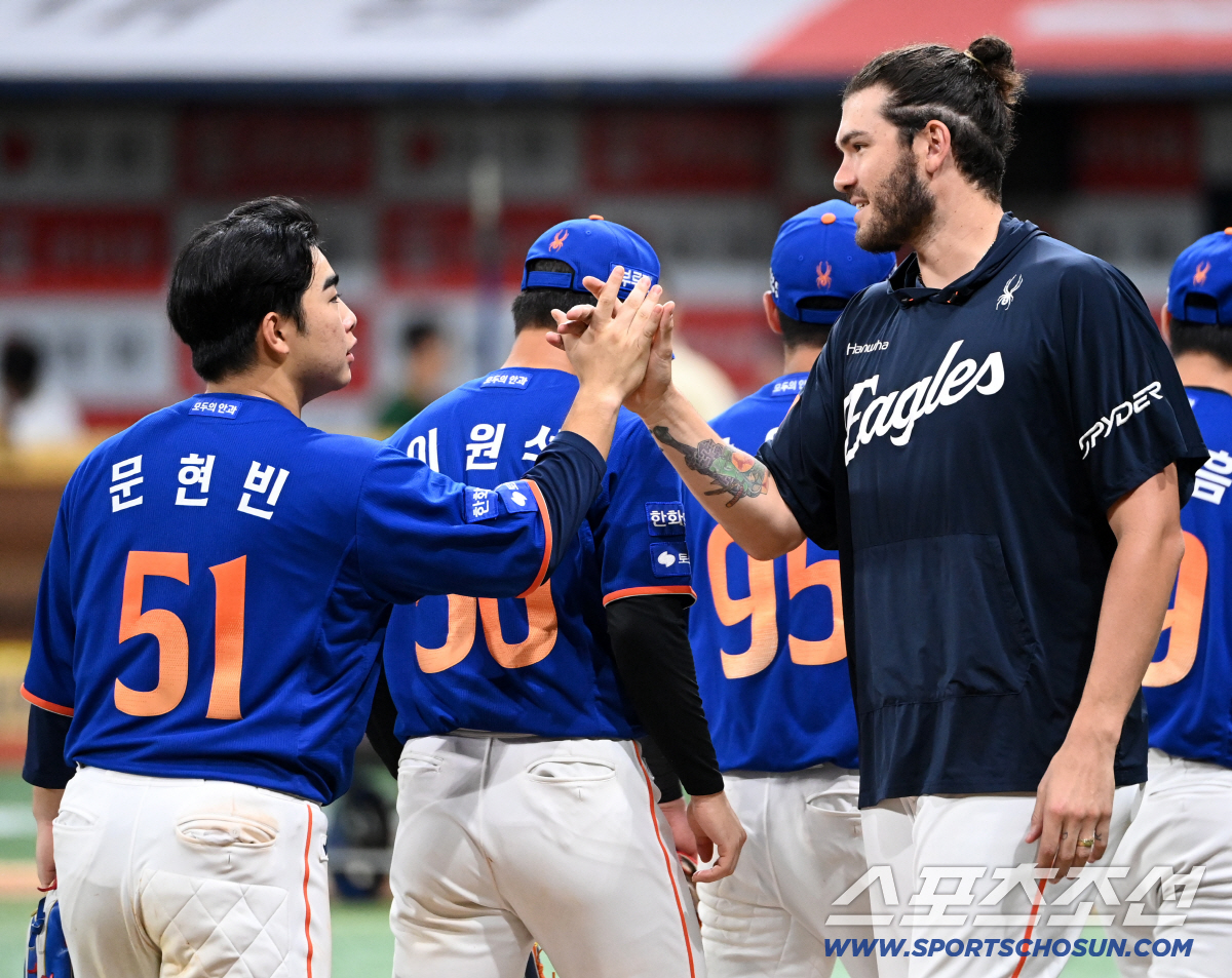 [포토] <b>개막 16연승</b> <b>폰세</b>, 동료들이 있기에