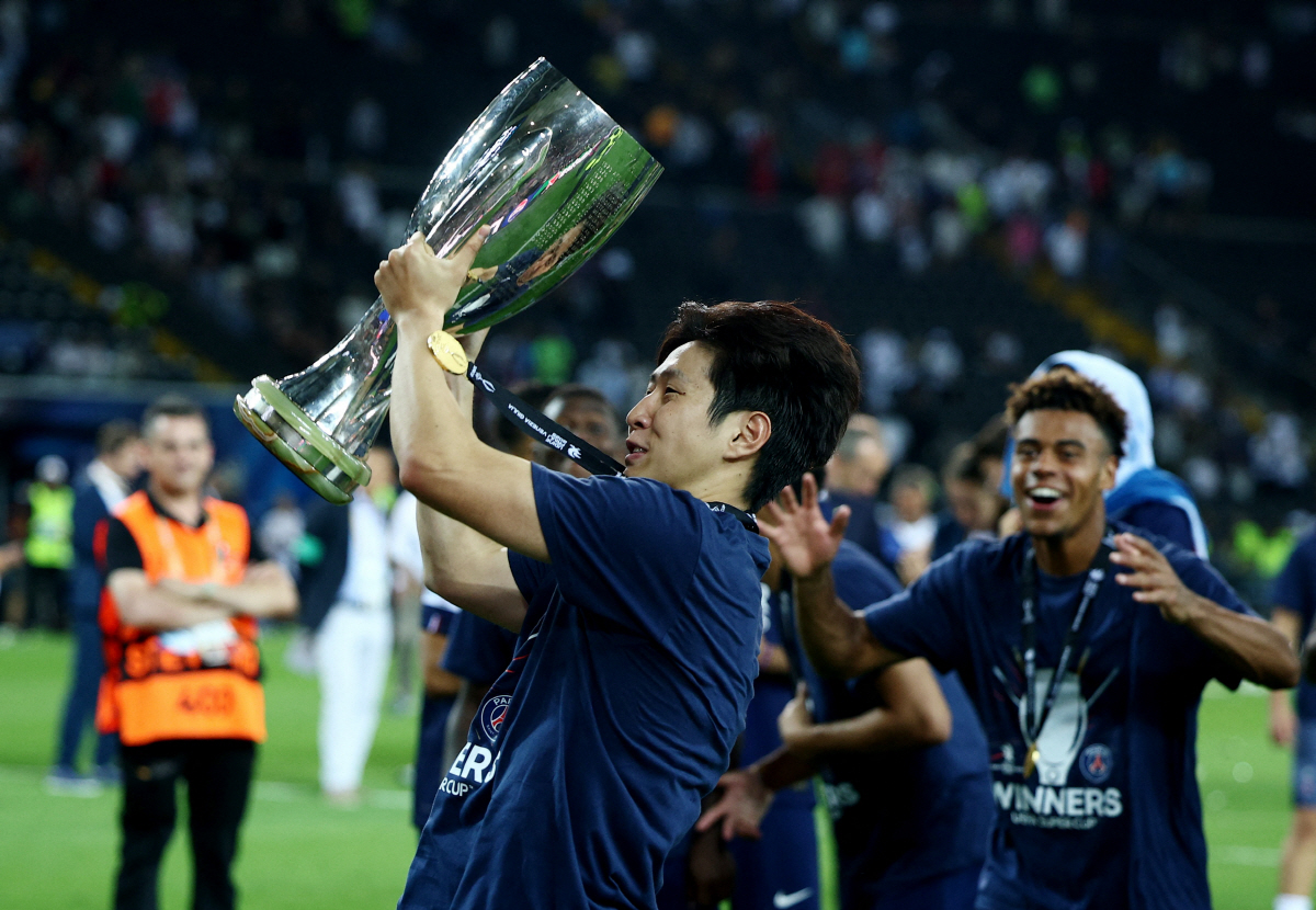 '아무리 유혹해도 소용없다' <b>이강인</b> 지키기에 진심인 <b>PSG</b>, 노팅엄 최대 ...