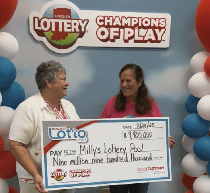 '밀리의 로또 풀' 모임 멤버인 밀리(왼쪽)와 후지어 로또 관계자가 기념 촬영을 하고 있다.   사진출처=후지어 로또