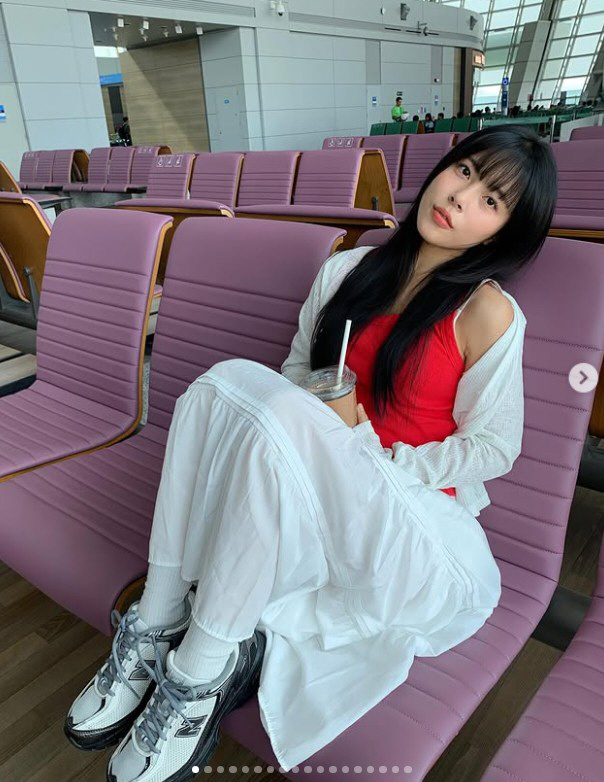 '응답하라' <b>민도희</b>, <b>공항</b>서 발 올린 사진에 ‘민폐 <b>논란</b>’…네티즌 반응...