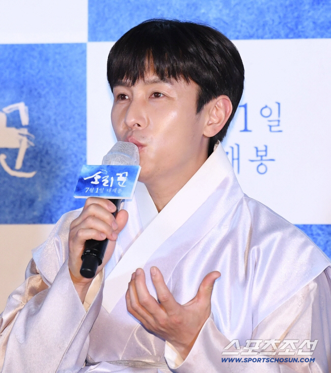 신화 <b>김동완</b>, 돌연 <b>예능</b>계 <b>은퇴</b> 선언→일침 "만만한 노땅만 부른다”