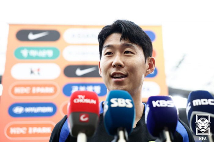 '쏘쿨 캡틴'<b>손흥민</b>"<b>주장 논란</b>?불편할것 없어요...현재에 충실"