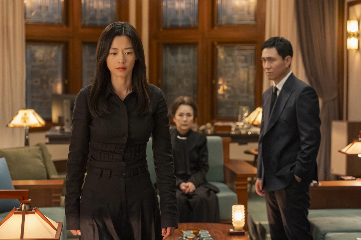 "계단, 올라가보고 싶습니다"..'<b>북극성</b>' <b>전지현</b>, 대선 <b>출마</b>에 흥행 급류...