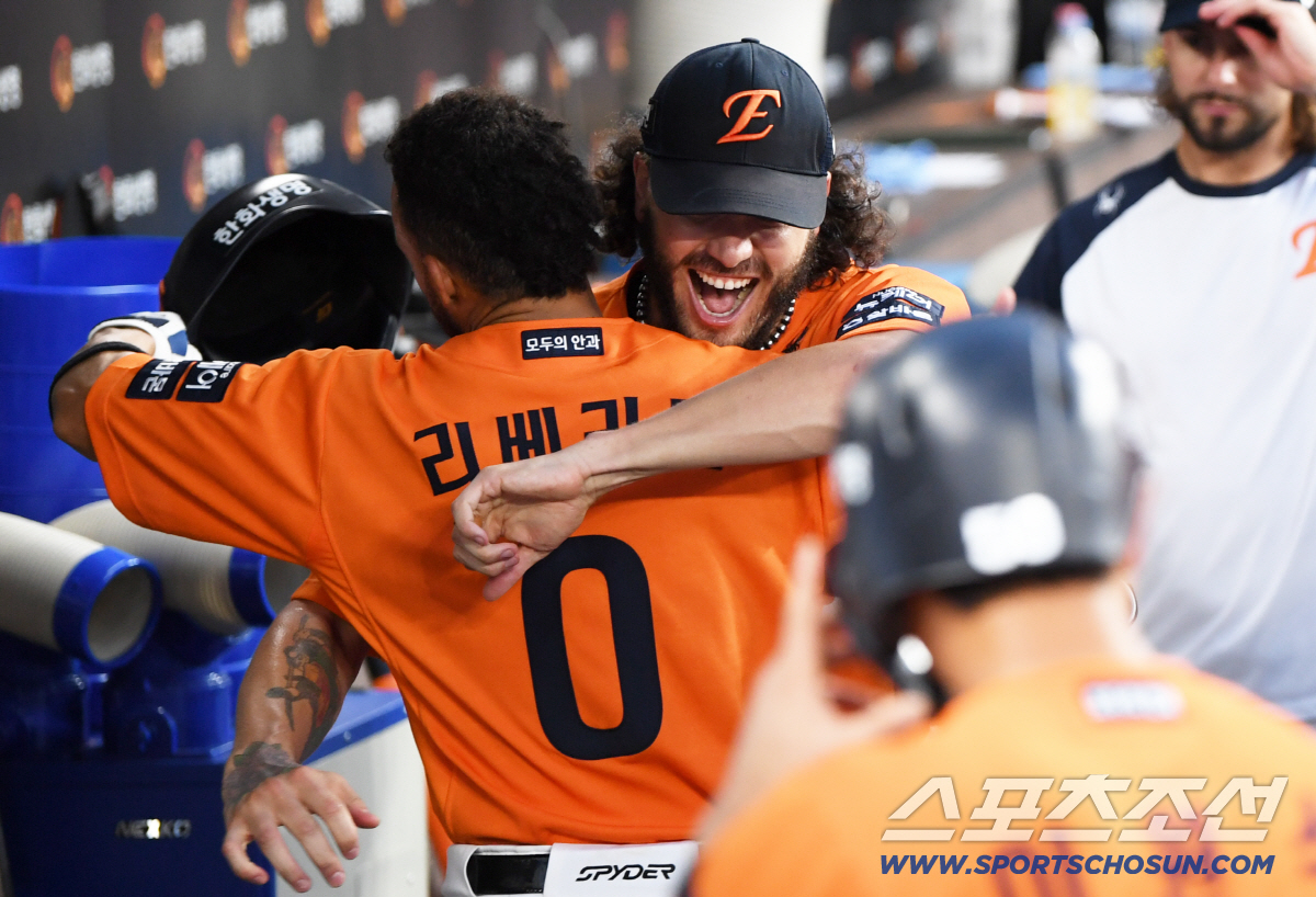 KIA 진짜 고맙다! 이제 2.5G 차 좁혀졌다…<b>폰세</b> 개막 17<b>연승</b> 미쳤다! 한...