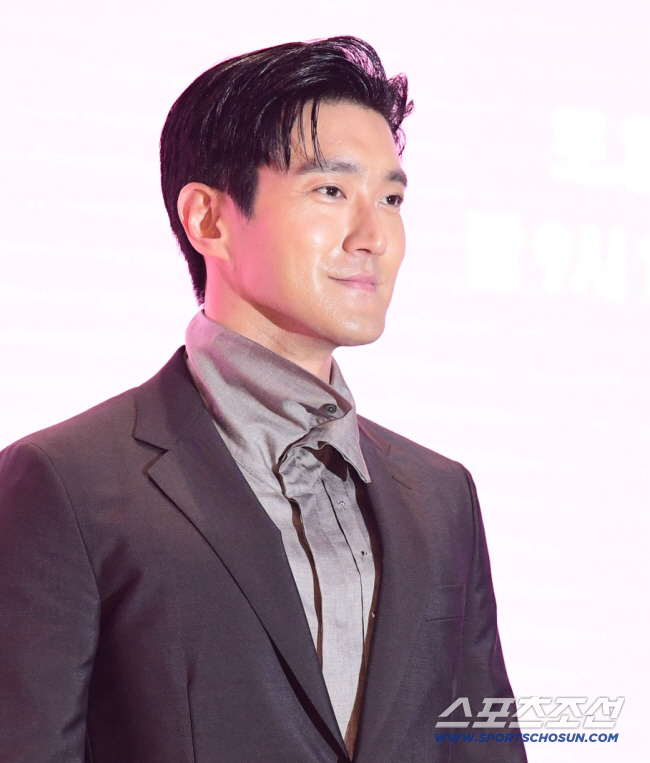 ‘<b>찰리 커크 추모</b>’ <b>최시원</b>, 극우 <b>논란</b> 해명 “정치 성향 아닌 비극적 ...