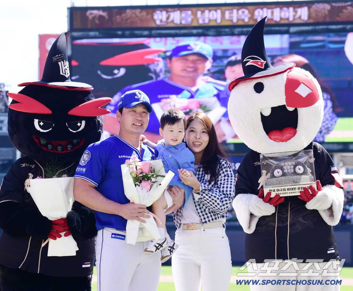 [포토] 가족과 함께 한 <b>오승환 은퇴투어</b>