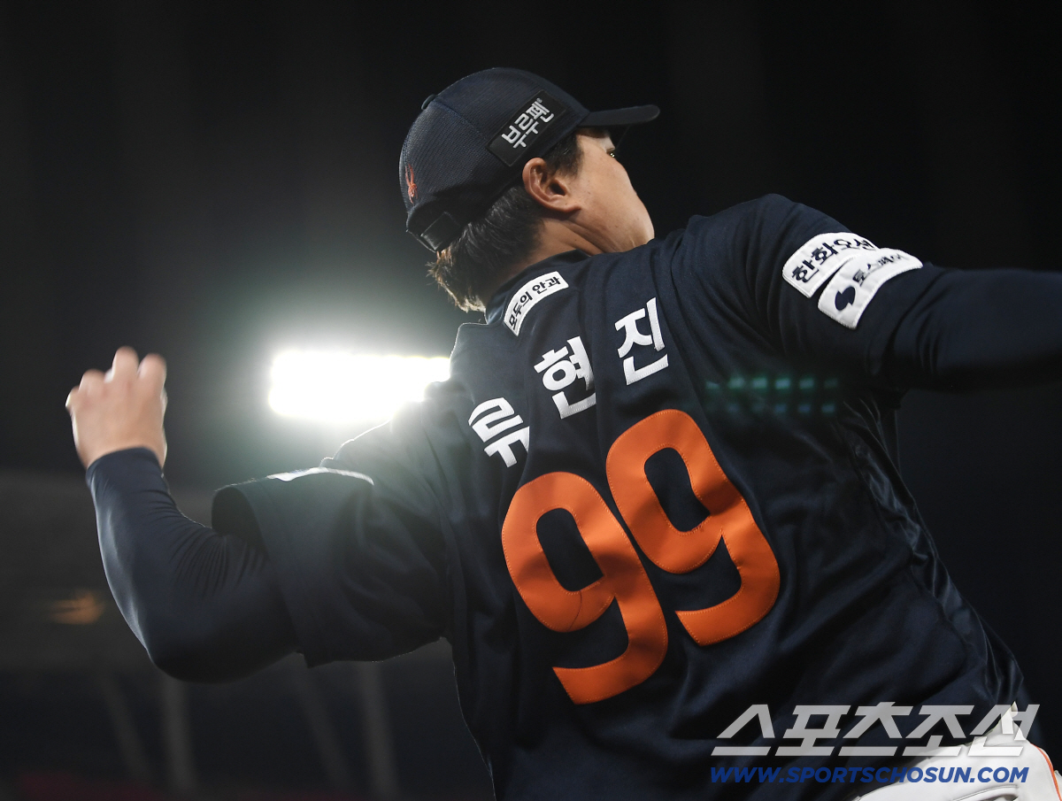 'LG 킬러' <b>류현진</b>, 1위 추격&기록 두 마리 토끼 <b>도전</b>한다…KBO 역대 7번째...