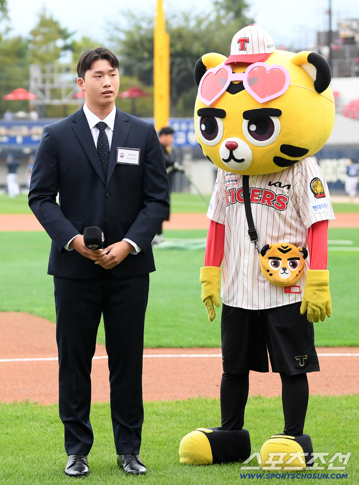 [공식발표]'KIA 사실상 1순위' <b>김현수</b> 1억3000만원 도장…2026년 신인 9명...