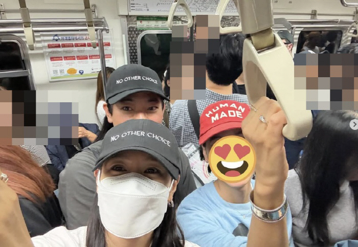 <b>손예진</b>, 불꽃축제 탓 '지옥철' 타도 활짝…여배우의 친근한 <b>퇴근길</b>