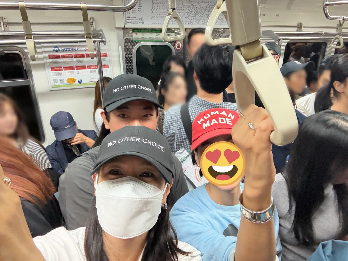 <b>손예진</b>이 여기 왜?…'불꽃축제' 여파, <b>지하철</b> 타고 <b>귀가</b> '인증샷' 눈길