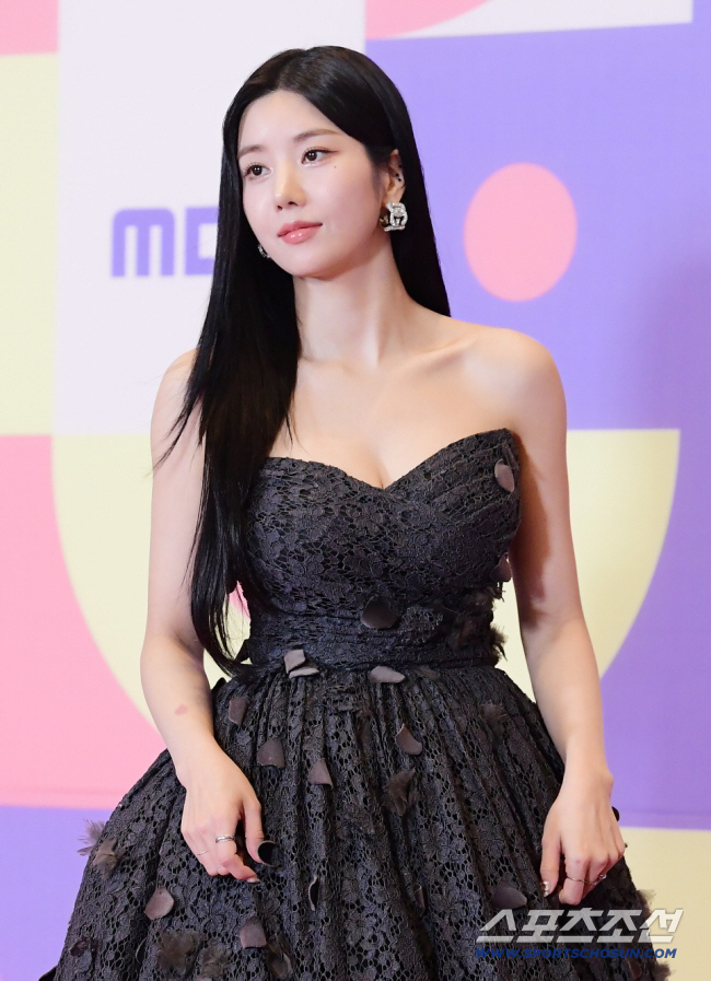'24억 건물주' <b>권은비</b>, 오빠 <b>결혼식 비용</b> 전액 <b>부담</b>…"몰래 학원비 내준...