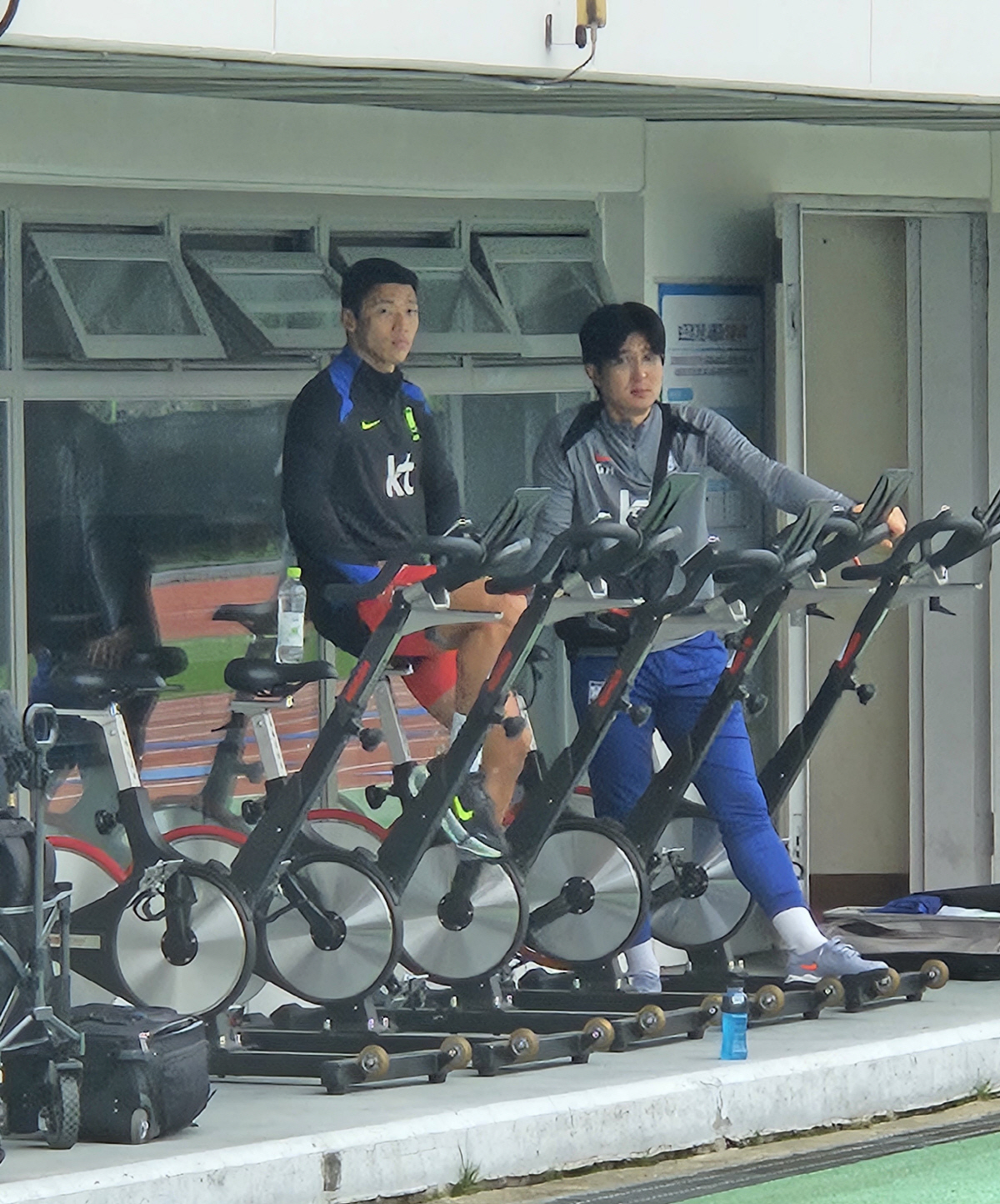 [현장에서]"축구화 아닌 운동화 신었다" 나홀로 훈련한 <b>황희찬</b>, 파라과...