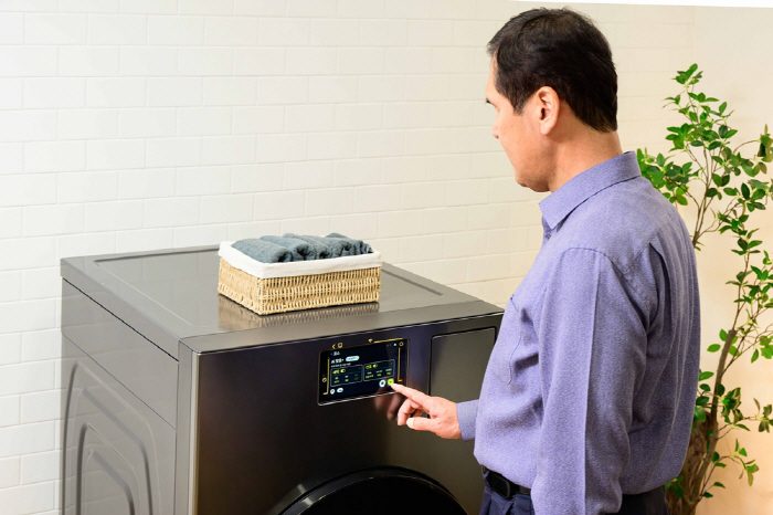 ◇삼성전자가 15일 '흰지팡이의 날'을 맞아 시각장애인과 저시력자를 위한 AI 가전 매뉴얼 '모두를 위한 사용법'을 공개했다. 사진제공=삼성전자