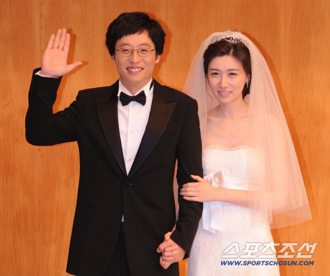 <b>유재석</b>, <b>나경은</b>과 18년째 '<b>키스</b>'중.."子 지호 등장에 멈췄다"(런닝맨)