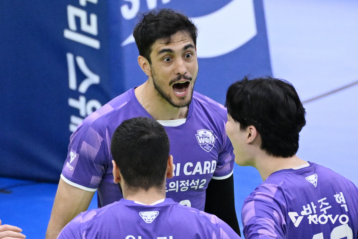 '브라질+이란 쌍포 미쳤다' <b>우리카드</b> 개막전 축포, 한국전력 셧아웃 완...