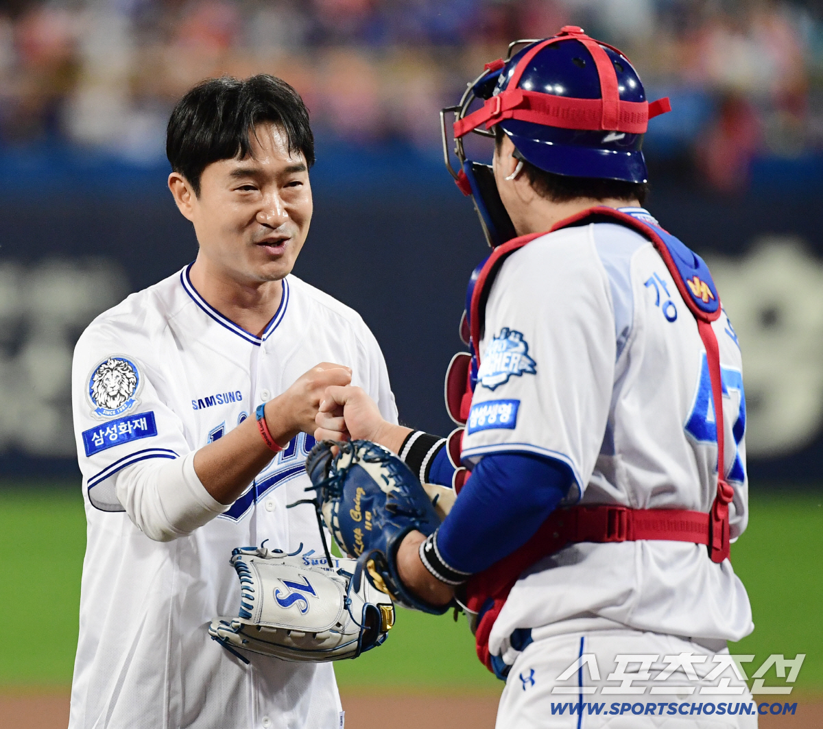 [포토] 조우진 '<b>강민호</b>와 승리 기원 하이파이브'