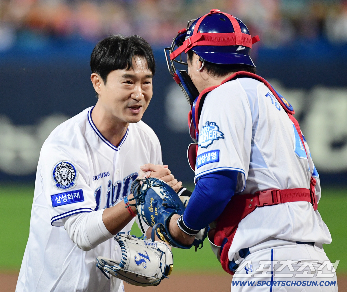 [포토] 조우진-<b>강민호</b> '승리 기원하는 하이파이브'