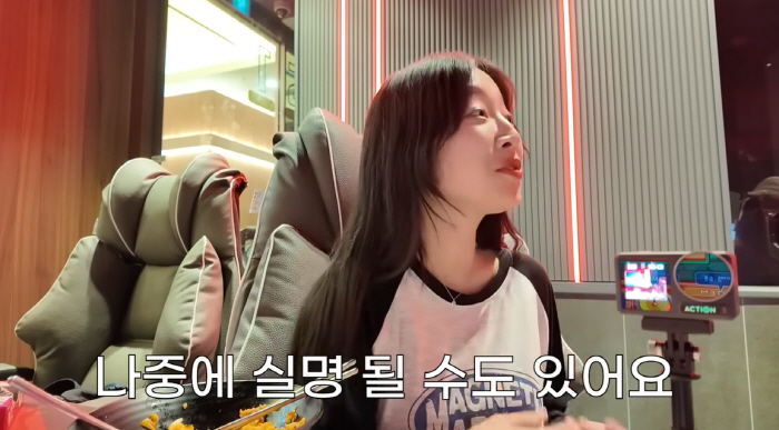 <b>쯔양</b>, 안경 악플 해명 중 불치병 고백 “<b>망막색소변성증</b> 앓고 있다”