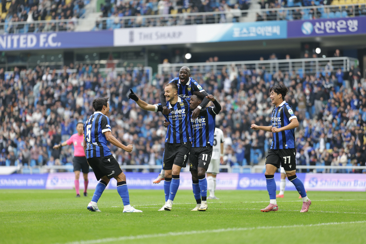 [<b>인천</b> 리뷰]<b>인천</b>, 결국 <b>승격</b>전쟁 마침표…경남 3:0 완파 'K리그2 조기우...