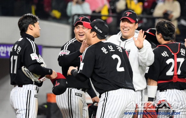 LG 트윈스, 한국시리즈 4차전 드라마틱 역전승! 박해민 눈물, 염경엽 감독 엄지척