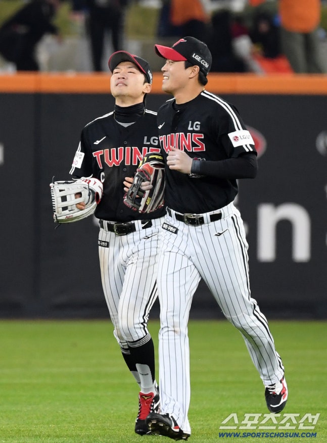 LG 트윈스, 한국시리즈 4차전 드라마틱 역전승! 박해민 눈물, 염경엽 감독 엄지척