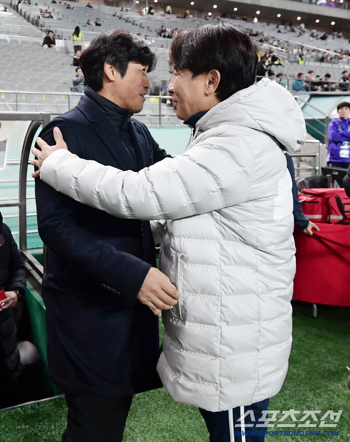 [포토] <b>서정원</b>-<b>김기동</b> <b>감독</b> '선전 기원하며 <b>포옹</b>으로 인사'