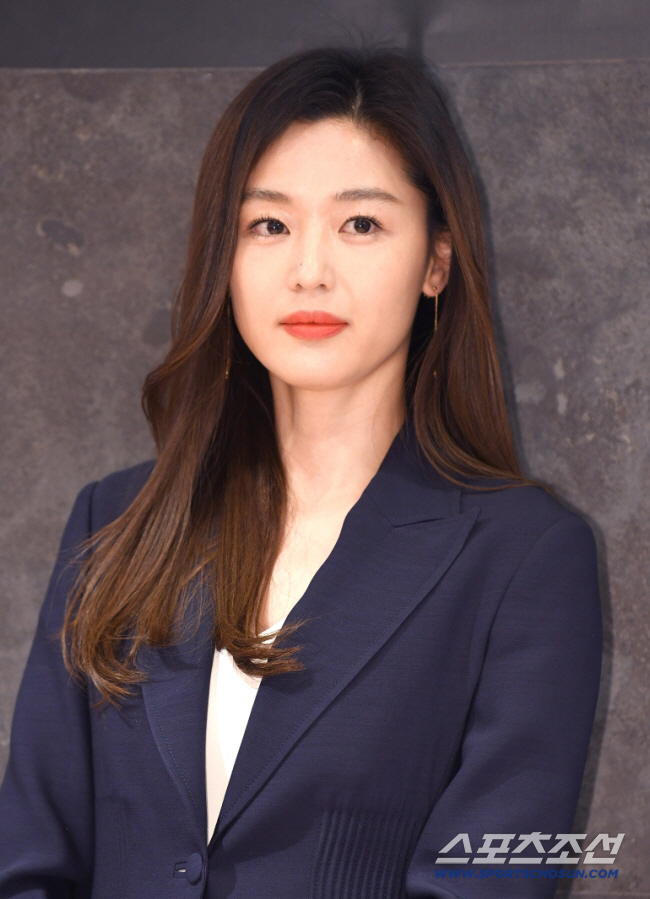 [단독] <b>전지현</b>, 이병헌과 부부 케미 못 본다..스케줄 탓 '<b>코리언즈</b>' 최종...