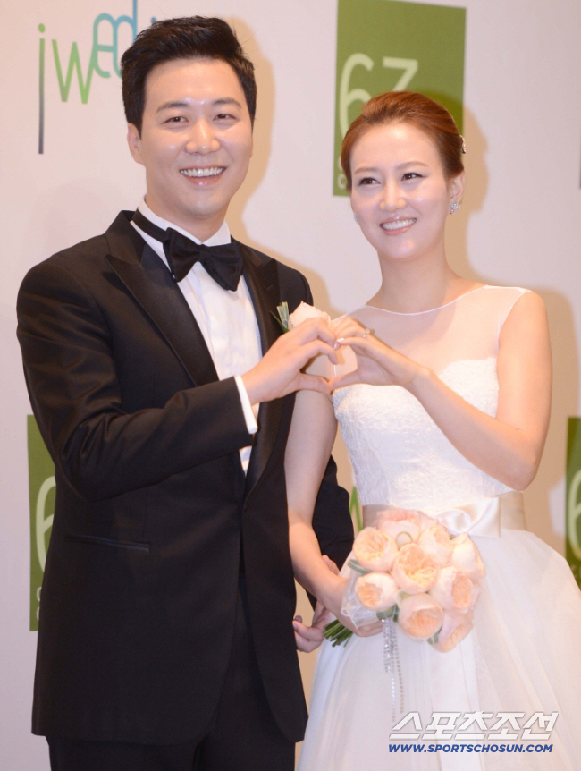 <b>장윤정</b>, 도경완과 이혼위기에 <b>건강이상</b> "10개월째 원인불명 피부발진...