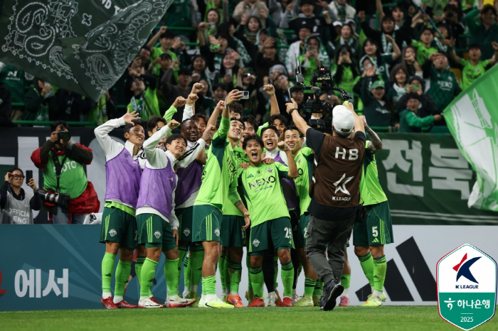 송민규 선제골 '찰칵'→이동준 '전역 신고골'+<b>이승우</b> '<b>깃발 세리머니</b>'까...