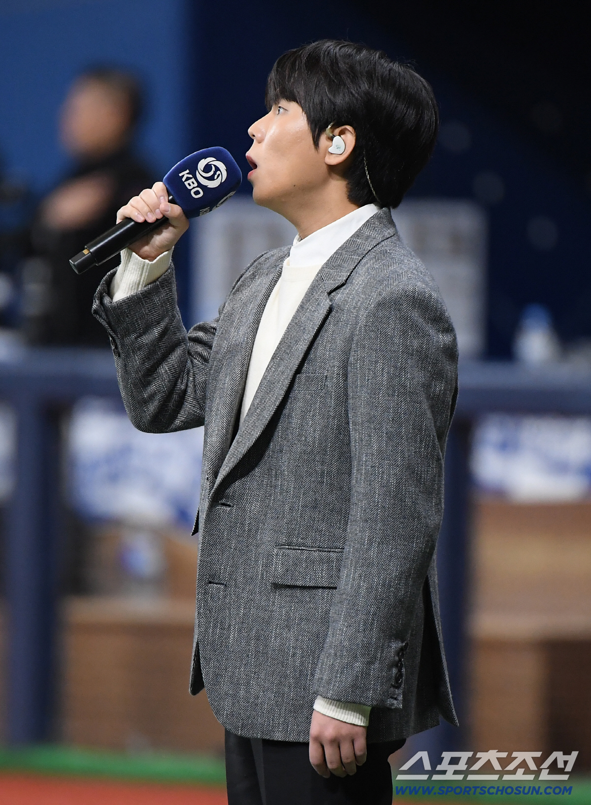 [포토] <b>애국가</b> 부르는 <b>정승환</b>