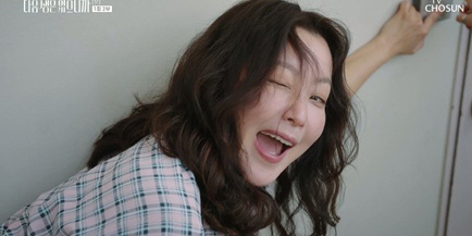 예쁨 벗은 <b>김희선</b>, ‘<b>맘포티 현실 연기</b>’로 6년만 복귀 '60분 순삭'