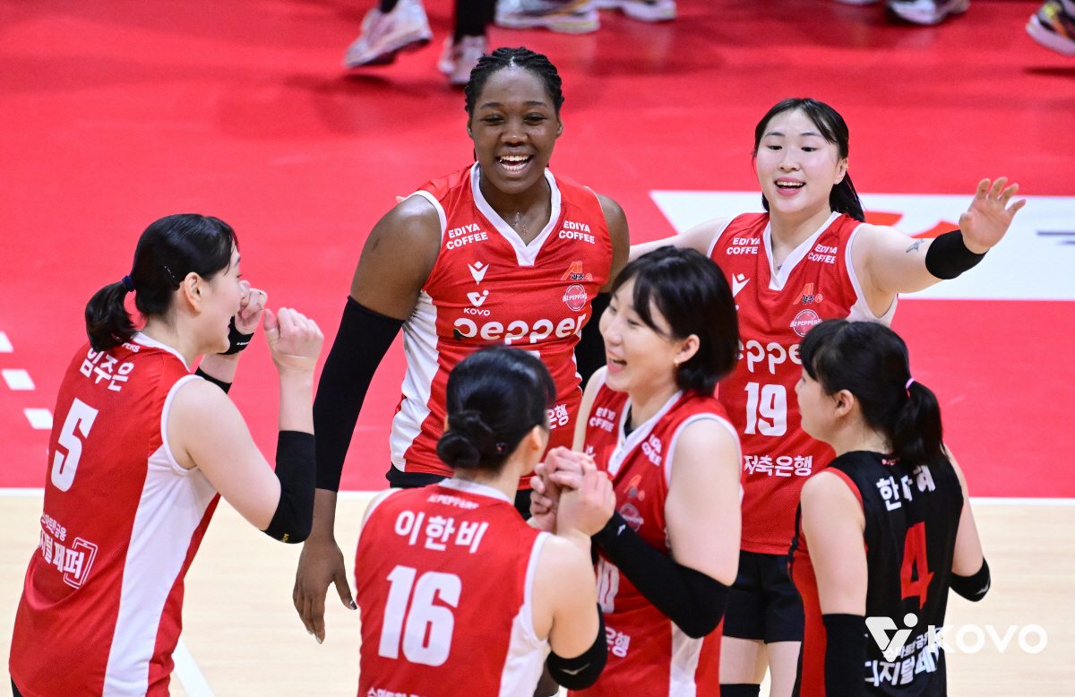 <b>조이</b>-<b>시마무라</b> 쌍포 역시 강력했다! <b>페퍼</b>저축은행, 흥국생명 잡고 2위 탈...
