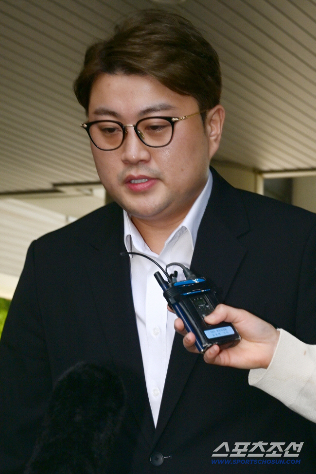 <b>김호중</b>, 교도관 <b>뇌물 요구</b> 피해자였다…수감 중 벌어진 '충격 거래' "300...