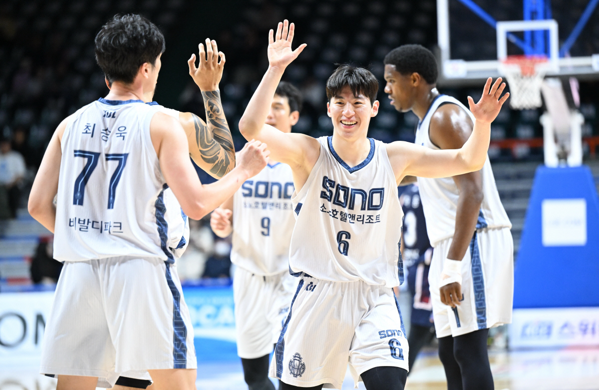[현장분석] 31점 폭발! <b>이정현</b>의 절대 지배력, KCC 호화멤버 압도했다. ...